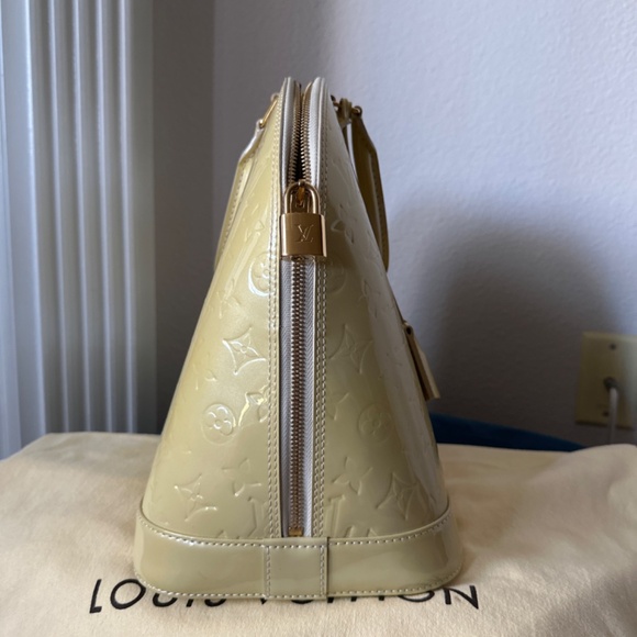 Louis Vuitton Alma - Picture 4 of 17